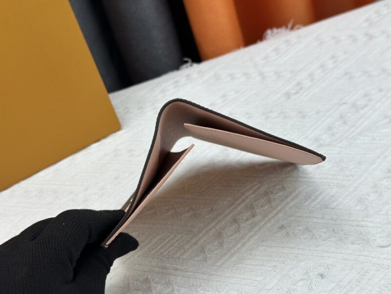 【AT13531】ルイ・ヴィトンのモノグラムパスポートケース - スタイリッシュで実用的な旅行アクセサリー | Louis Vuitton Paris