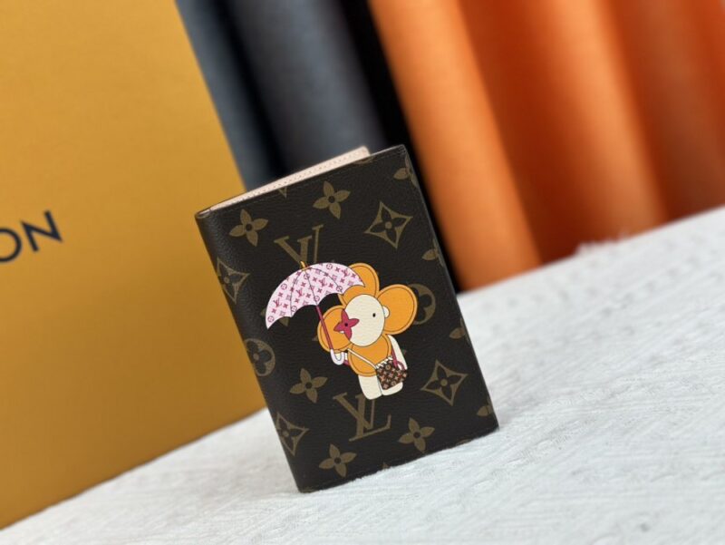 【AT13531】ルイ・ヴィトンのモノグラムパスポートケース - スタイリッシュで実用的な旅行アクセサリー | Louis Vuitton Paris