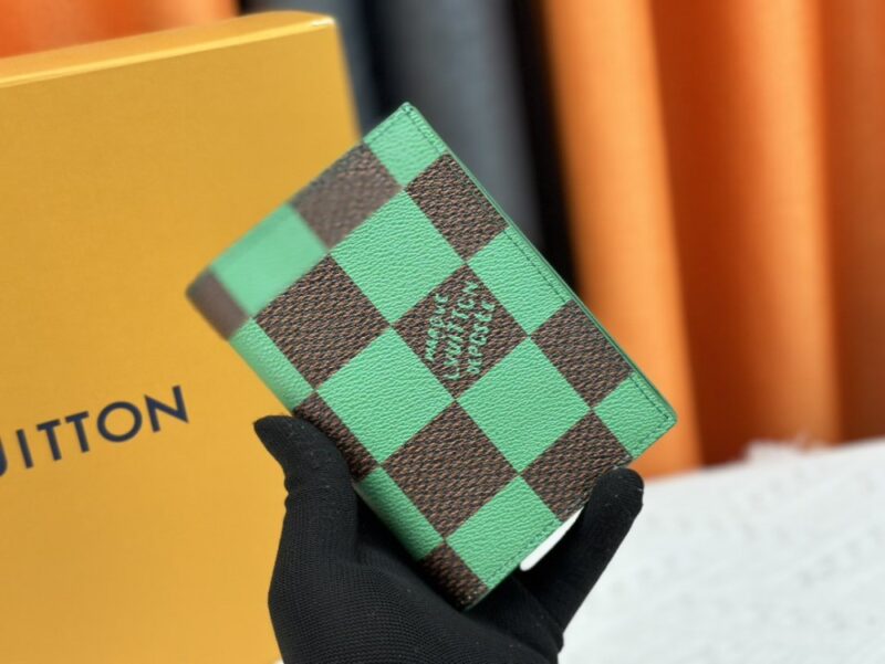【AT13532】ルイ・ヴィトン（Louis Vuitton） チェック柄パスポートケース - 旅行ファッションの新境地を築く | Louis Vuitton