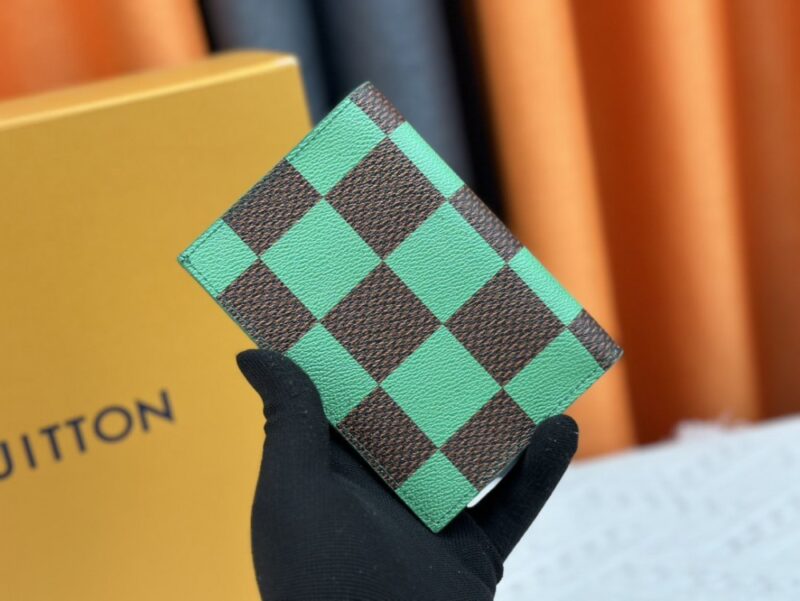 【AT13532】ルイ・ヴィトン（Louis Vuitton） チェック柄パスポートケース - 旅行ファッションの新境地を築く | Louis Vuitton