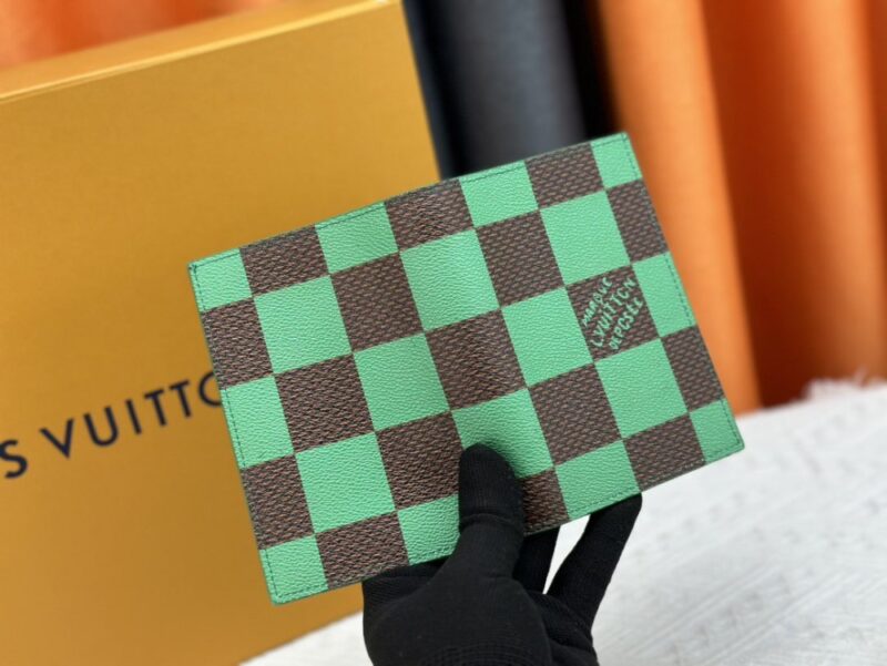 【AT13532】ルイ・ヴィトン（Louis Vuitton） チェック柄パスポートケース - 旅行ファッションの新境地を築く | Louis Vuitton
