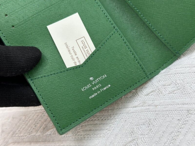 【AT13532】ルイ・ヴィトン（Louis Vuitton） チェック柄パスポートケース - 旅行ファッションの新境地を築く | Louis Vuitton