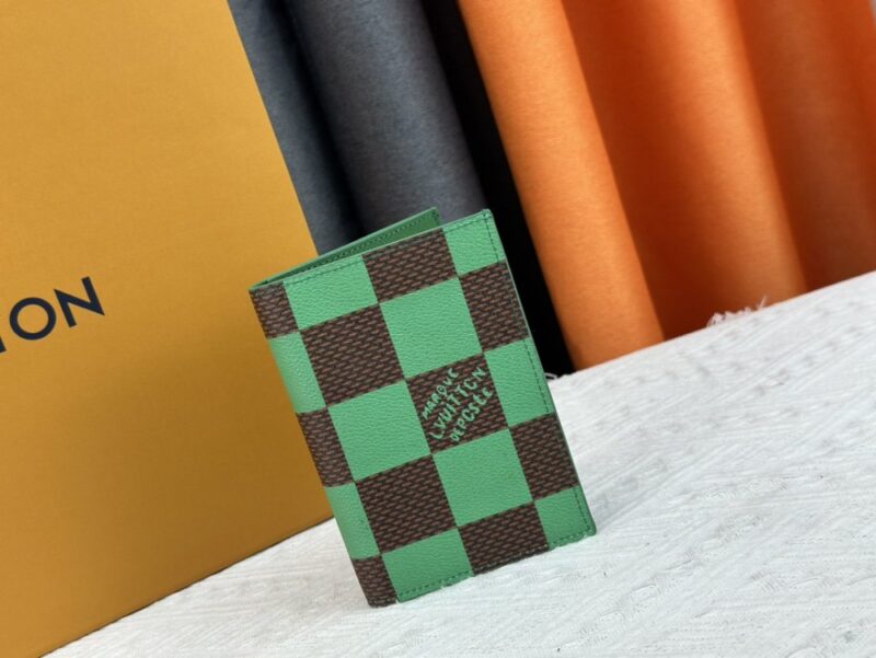 【AT13532】ルイ・ヴィトン（Louis Vuitton） チェック柄パスポートケース - 旅行ファッションの新境地を築く | Louis Vuitton