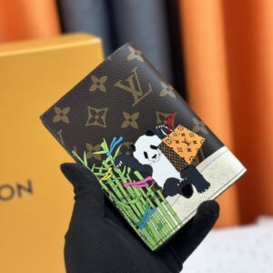 【AT13533】ルイ・ヴィトンLV ブルー パンダパスポートホルダー、高級アートと実用性が融合した旅行用アクセサリー | LV