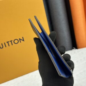 【AT13533】ルイ・ヴィトンLV ブルー パンダパスポートホルダー、高級アートと実用性が融合した旅行用アクセサリー | LV