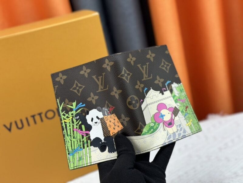 【AT13533】ルイ・ヴィトンLV ブルー パンダパスポートホルダー、高級アートと実用性が融合した旅行用アクセサリー | LV