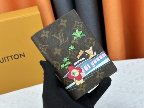 【AT13535】ルイ・ヴィトンのホリデーコレクションパスポートケース | Louis Vuitton Paris