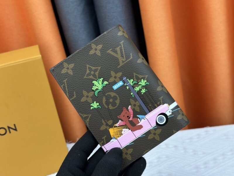 【AT13535】ルイ・ヴィトンのホリデーコレクションパスポートケース | Louis Vuitton Paris