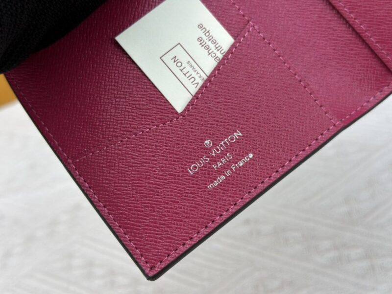 【AT13535】ルイ・ヴィトンのホリデーコレクションパスポートケース | Louis Vuitton Paris