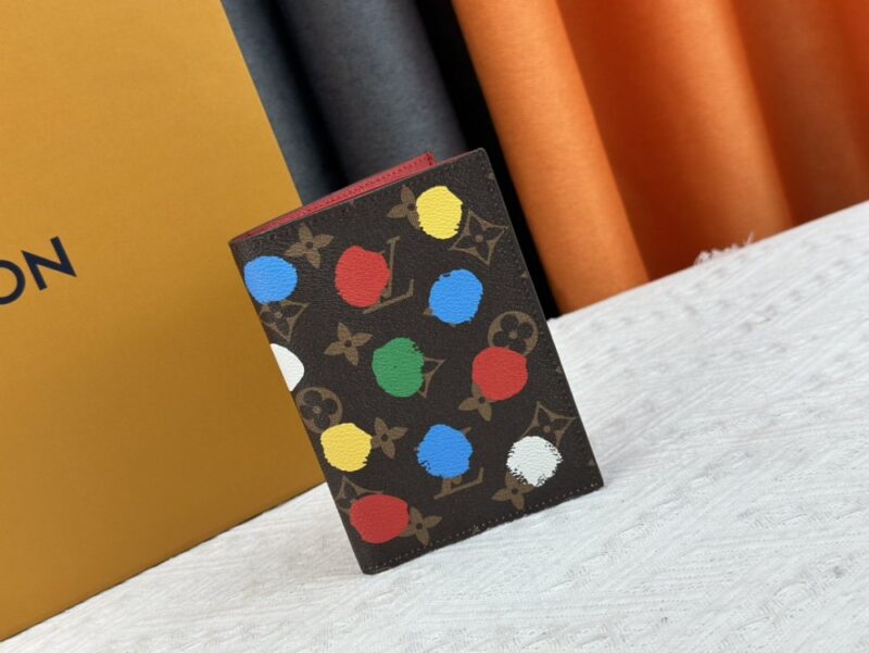 【AT13537】ルイ・ヴィトン モノグラム柄カラフルパスポートケース | LV