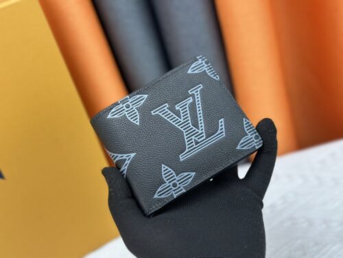 【AT13538】高級感漂うトロワのシャドウレザー財布 - Classic Luxury Wallet | LV