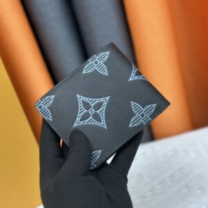 【AT13538】高級感漂うトロワのシャドウレザー財布 - Classic Luxury Wallet | LV