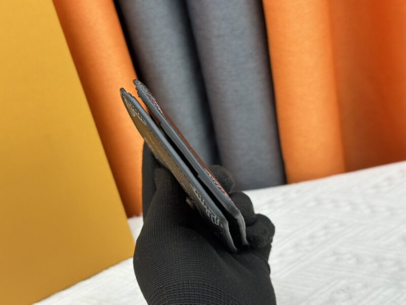 【AT13538】高級感漂うトロワのシャドウレザー財布 - Classic Luxury Wallet | LV