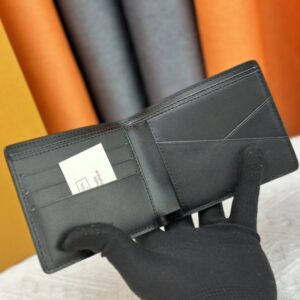 【AT13538】高級感漂うトロワのシャドウレザー財布 - Classic Luxury Wallet | LV