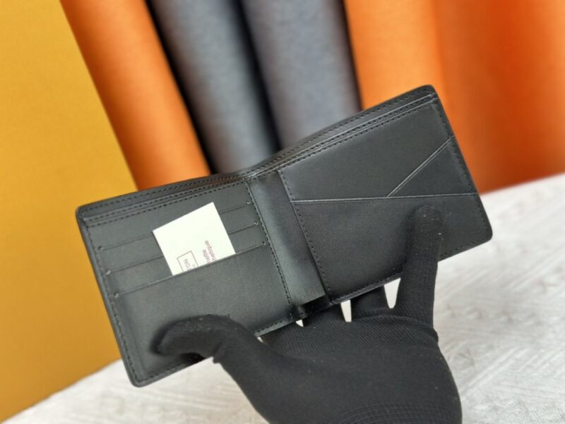 【AT13538】高級感漂うトロワのシャドウレザー財布 - Classic Luxury Wallet | LV