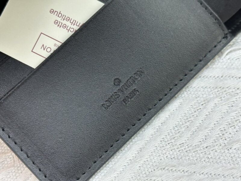 【AT13538】高級感漂うトロワのシャドウレザー財布 - Classic Luxury Wallet | LV