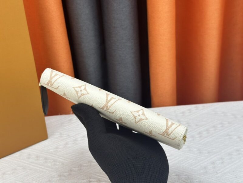 【AT13540】ルイ・ヴィトン（Louis Vuitton）のClémenceシリーズ 財布 - モノグラムエンブレントレザー製のエレガントな小物 | Louis Vuitton