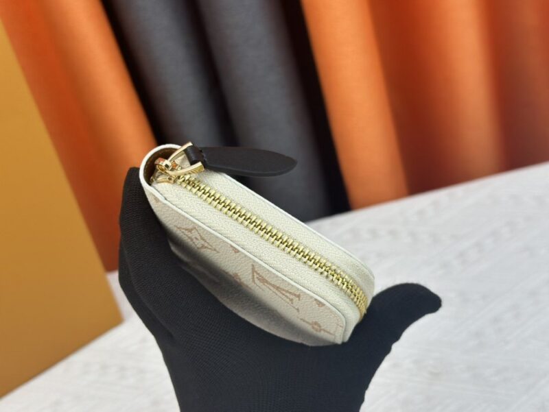 【AT13540】ルイ・ヴィトン（Louis Vuitton）のClémenceシリーズ 財布 - モノグラムエンブレントレザー製のエレガントな小物 | Louis Vuitton