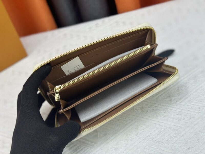 【AT13540】ルイ・ヴィトン（Louis Vuitton）のClémenceシリーズ 財布 - モノグラムエンブレントレザー製のエレガントな小物 | Louis Vuitton