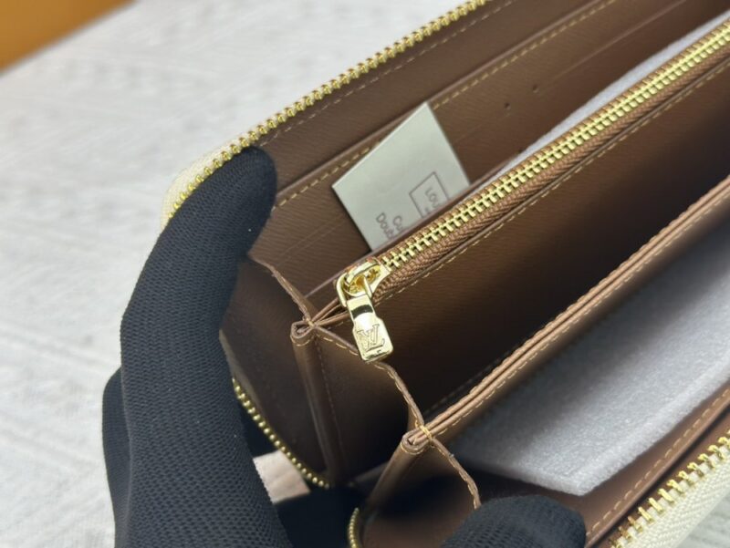 【AT13540】ルイ・ヴィトン（Louis Vuitton）のClémenceシリーズ 財布 - モノグラムエンブレントレザー製のエレガントな小物 | Louis Vuitton