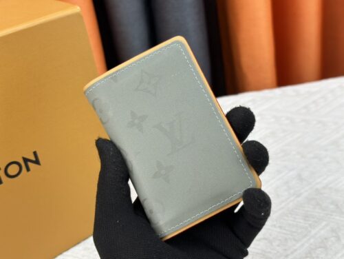 【AT13541】魅力的なモノグラム・マカサー・キャンバス財布 - モダンなビジネスアクセサリー | Louis Vuitton