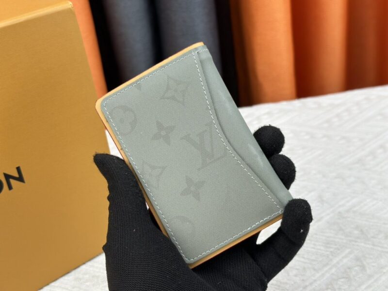【AT13541】魅力的なモノグラム・マカサー・キャンバス財布 - モダンなビジネスアクセサリー | Louis Vuitton