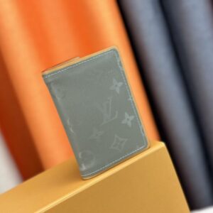 【AT13541】魅力的なモノグラム・マカサー・キャンバス財布 - モダンなビジネスアクセサリー | Louis Vuitton