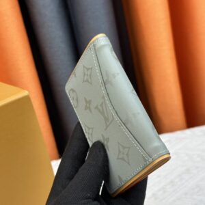 【AT13541】魅力的なモノグラム・マカサー・キャンバス財布 - モダンなビジネスアクセサリー | Louis Vuitton