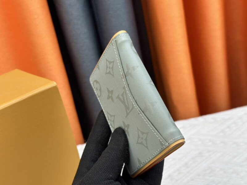 【AT13541】魅力的なモノグラム・マカサー・キャンバス財布 - モダンなビジネスアクセサリー | Louis Vuitton
