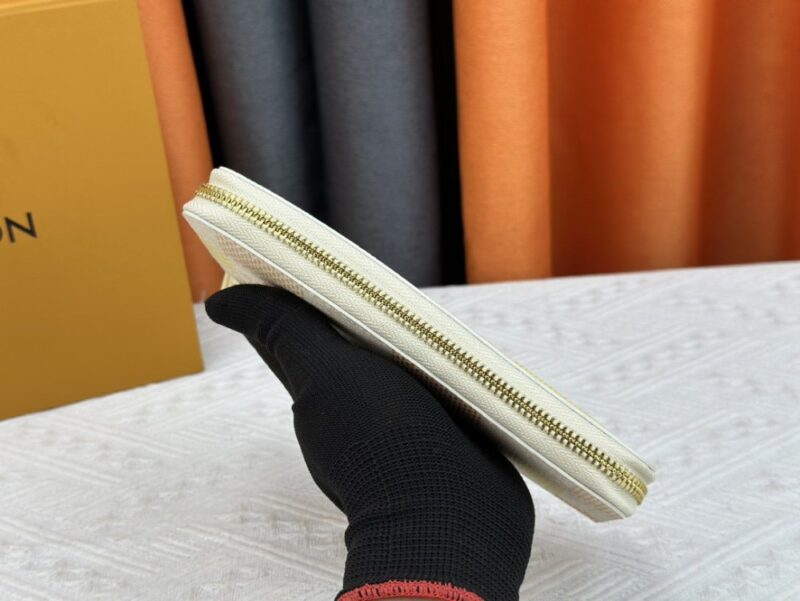 【AT13543】ルイ・ヴィトン ダミエシリーズのクラシックな柄が特徴のグラデーションカラー財布 | LV