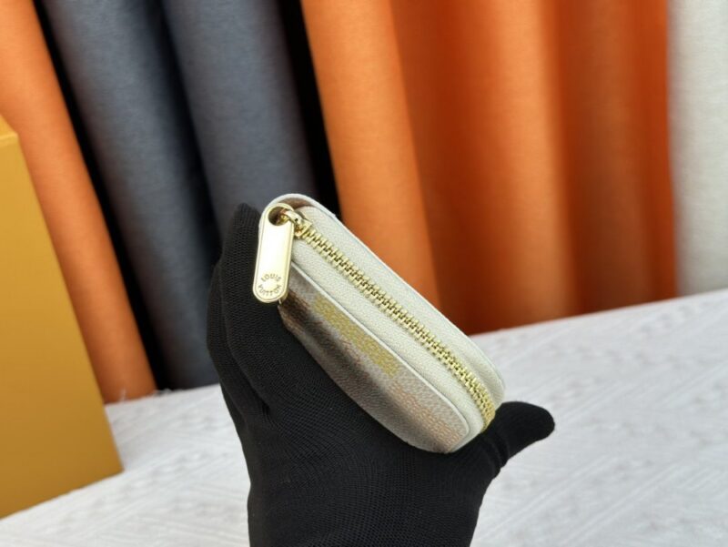 【AT13543】ルイ・ヴィトン ダミエシリーズのクラシックな柄が特徴のグラデーションカラー財布 | LV