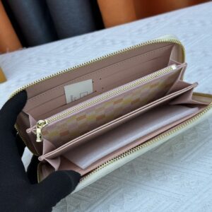 【AT13543】ルイ・ヴィトン ダミエシリーズのクラシックな柄が特徴のグラデーションカラー財布 | LV