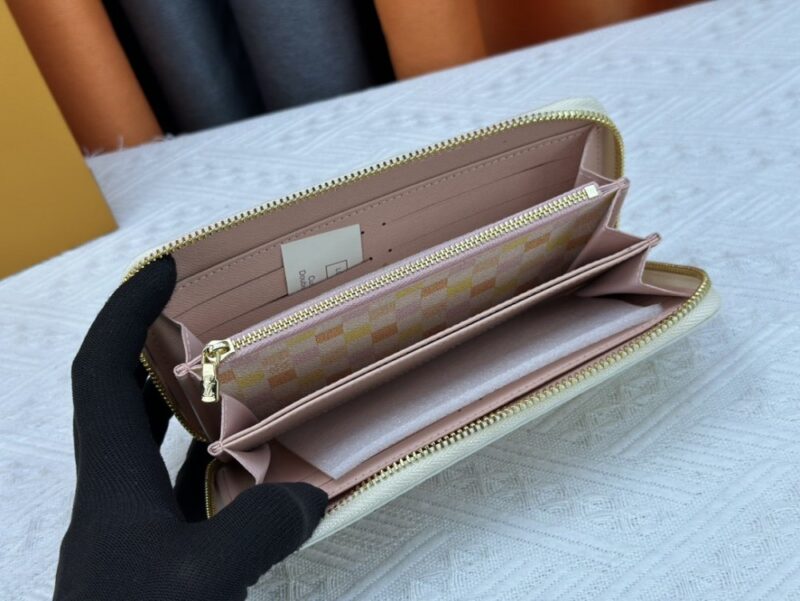 【AT13543】ルイ・ヴィトン ダミエシリーズのクラシックな柄が特徴のグラデーションカラー財布 | LV