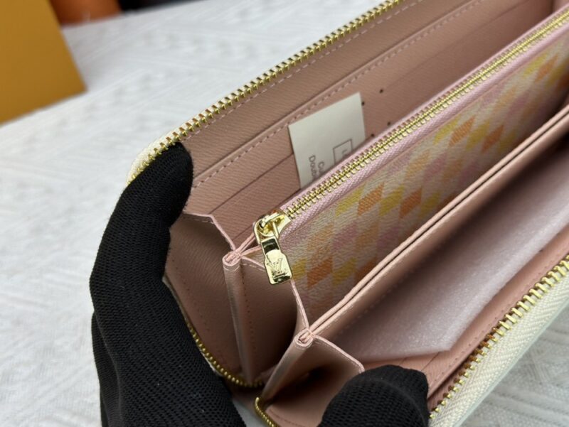 【AT13543】ルイ・ヴィトン ダミエシリーズのクラシックな柄が特徴のグラデーションカラー財布 | LV
