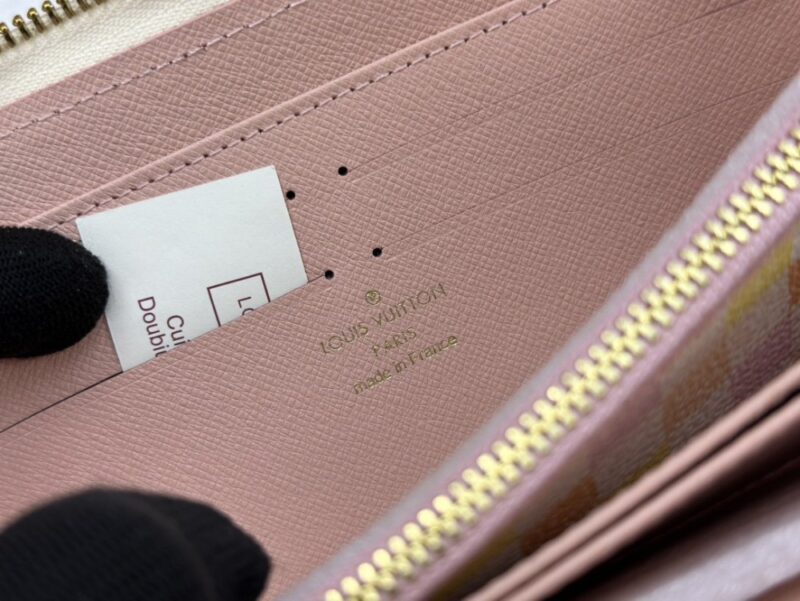 【AT13543】ルイ・ヴィトン ダミエシリーズのクラシックな柄が特徴のグラデーションカラー財布 | LV