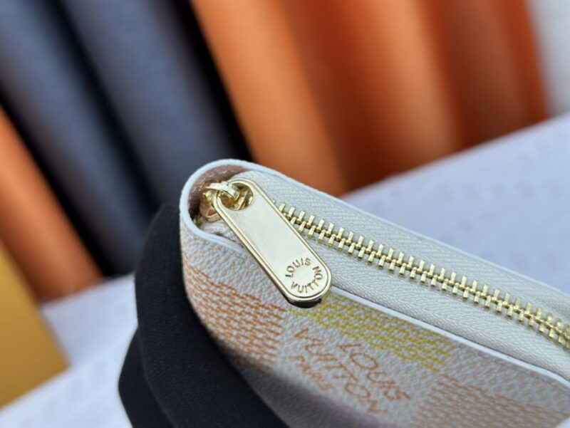 【AT13543】ルイ・ヴィトン ダミエシリーズのクラシックな柄が特徴のグラデーションカラー財布 | LV