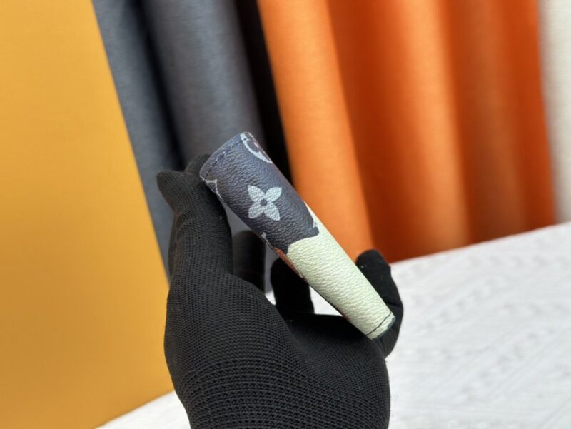 【AT13544】ルイ・ヴィトン（Louis Vuitton）ダミエ・グラフィットピクセルブラッザ財布 - グレーアート感の高級アクセサリー | Louis Vuitton Malletier