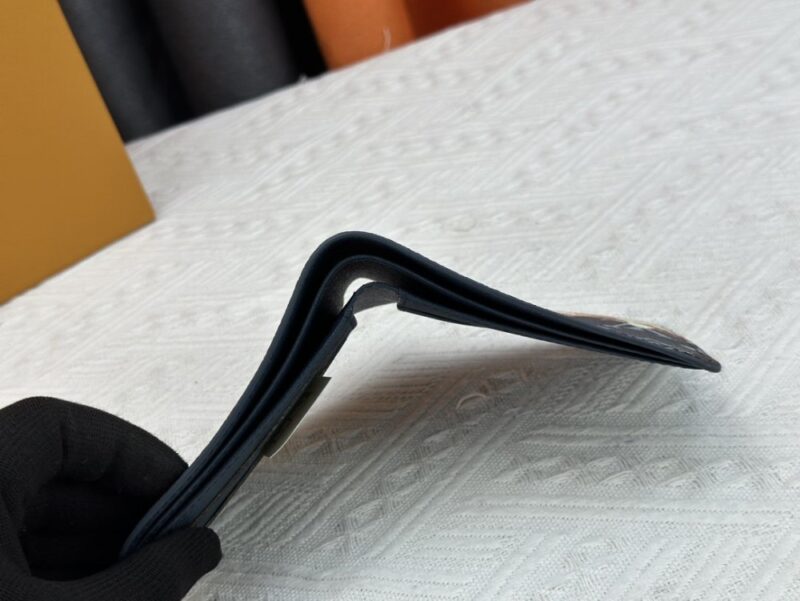 【AT13544】ルイ・ヴィトン（Louis Vuitton）ダミエ・グラフィットピクセルブラッザ財布 - グレーアート感の高級アクセサリー | Louis Vuitton Malletier