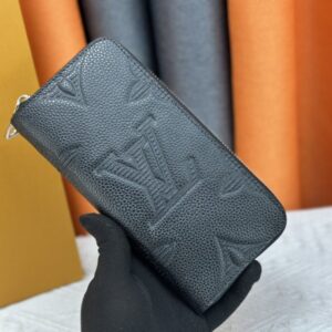 【AT13548】カーフスキン素材を使用した贅沢なダークグレーの財布 - ブランド未追加 | Louis Vuitton