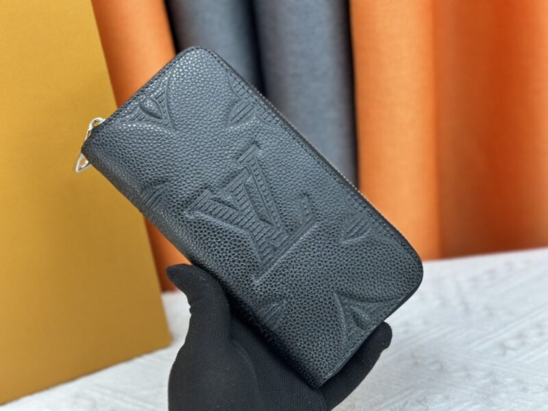 【AT13548】カーフスキン素材を使用した贅沢なダークグレーの財布 - ブランド未追加 | Louis Vuitton