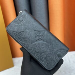【AT13548】カーフスキン素材を使用した贅沢なダークグレーの財布 - ブランド未追加 | Louis Vuitton