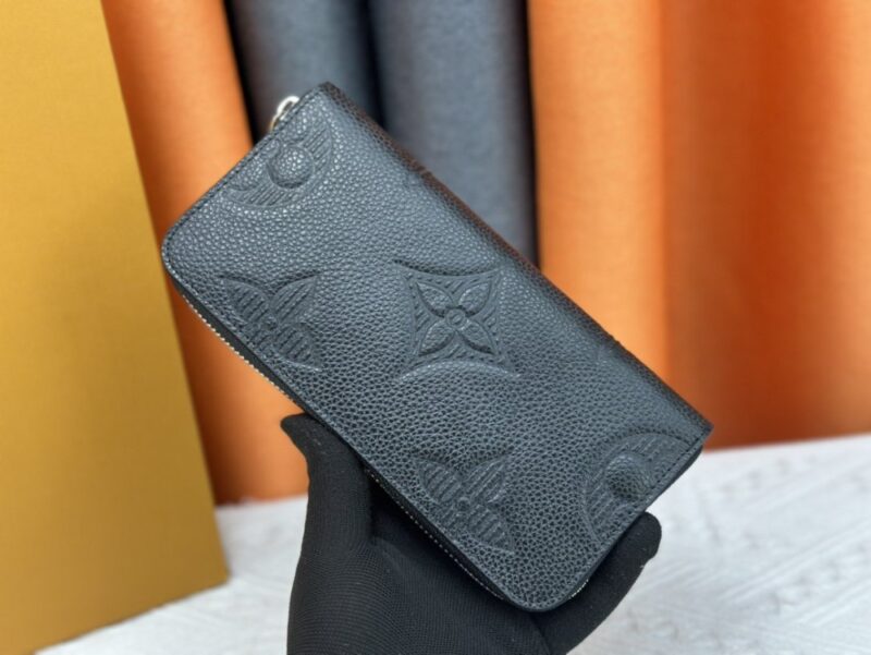 【AT13548】カーフスキン素材を使用した贅沢なダークグレーの財布 - ブランド未追加 | Louis Vuitton