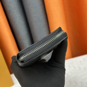 【AT13548】カーフスキン素材を使用した贅沢なダークグレーの財布 - ブランド未追加 | Louis Vuitton