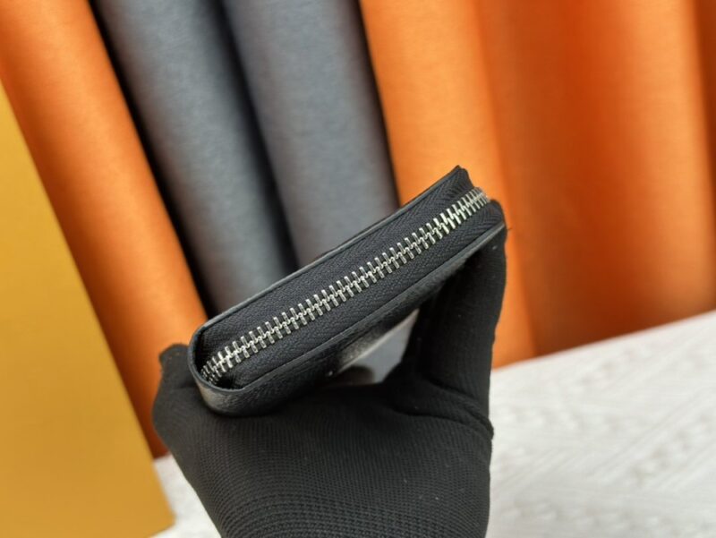【AT13548】カーフスキン素材を使用した贅沢なダークグレーの財布 - ブランド未追加 | Louis Vuitton