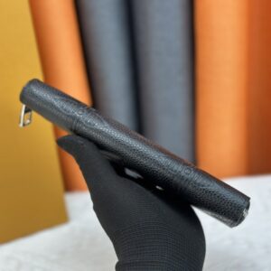 【AT13548】カーフスキン素材を使用した贅沢なダークグレーの財布 - ブランド未追加 | Louis Vuitton