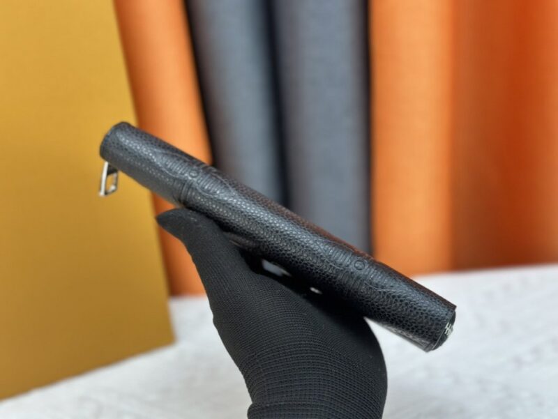 【AT13548】カーフスキン素材を使用した贅沢なダークグレーの財布 - ブランド未追加 | Louis Vuitton