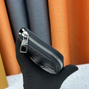 【AT13548】カーフスキン素材を使用した贅沢なダークグレーの財布 - ブランド未追加 | Louis Vuitton