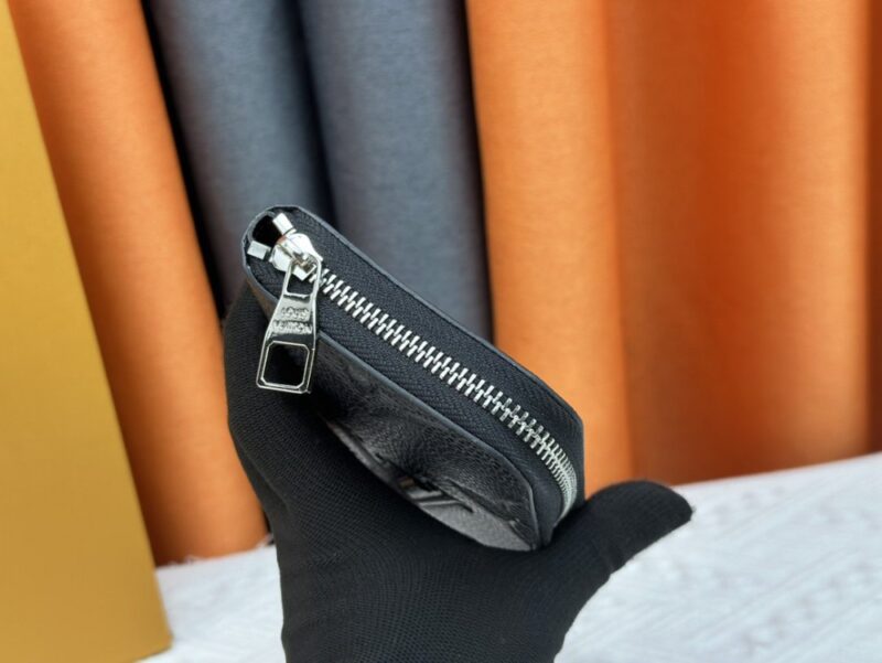 【AT13548】カーフスキン素材を使用した贅沢なダークグレーの財布 - ブランド未追加 | Louis Vuitton