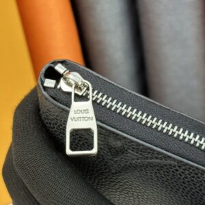 【AT13548】カーフスキン素材を使用した贅沢なダークグレーの財布 - ブランド未追加 | Louis Vuitton