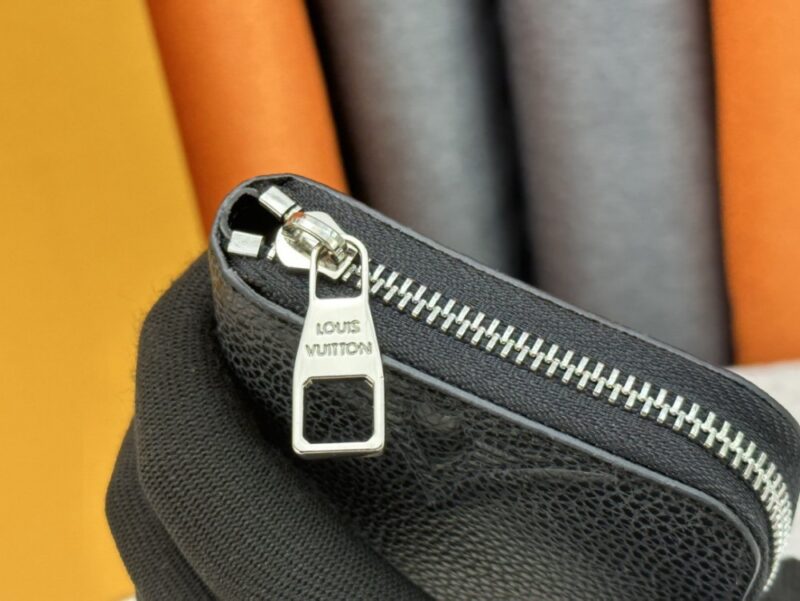 【AT13548】カーフスキン素材を使用した贅沢なダークグレーの財布 - ブランド未追加 | Louis Vuitton